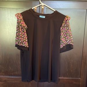 New without tags, dressy top with floral short sleeves. Never worn. Size L